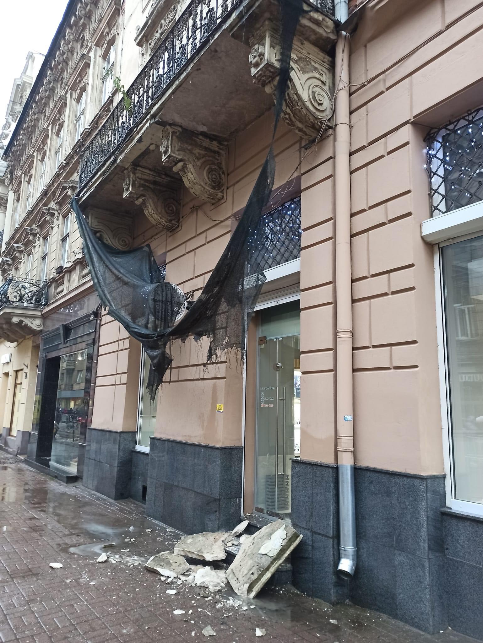 У центрі Львова обвалився балкон