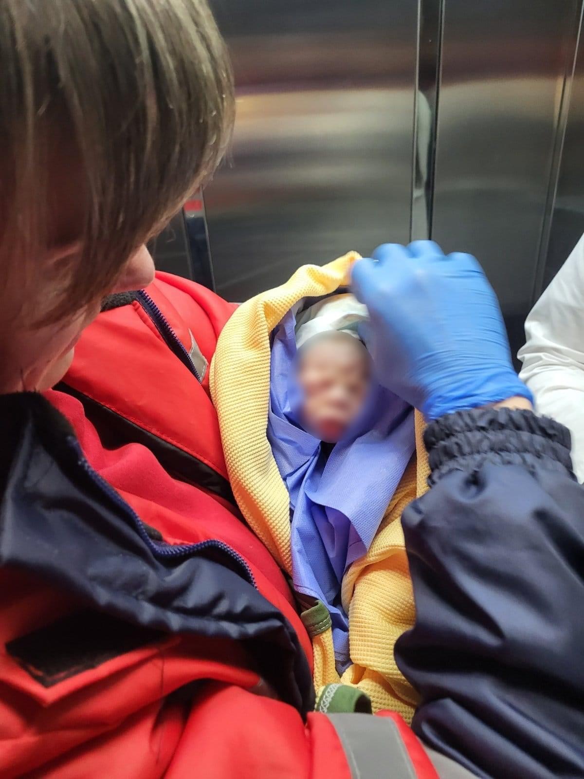 “До лікарні не доїхали кількасот метрів”: у Львові в кареті швидкої допомоги народилась дівчинка