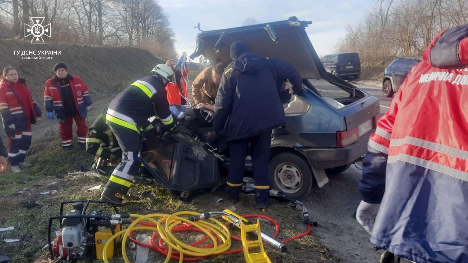 Після ДТП, яка трапилася на Львівщині, водія з потрощеної машини діставали рятувальники