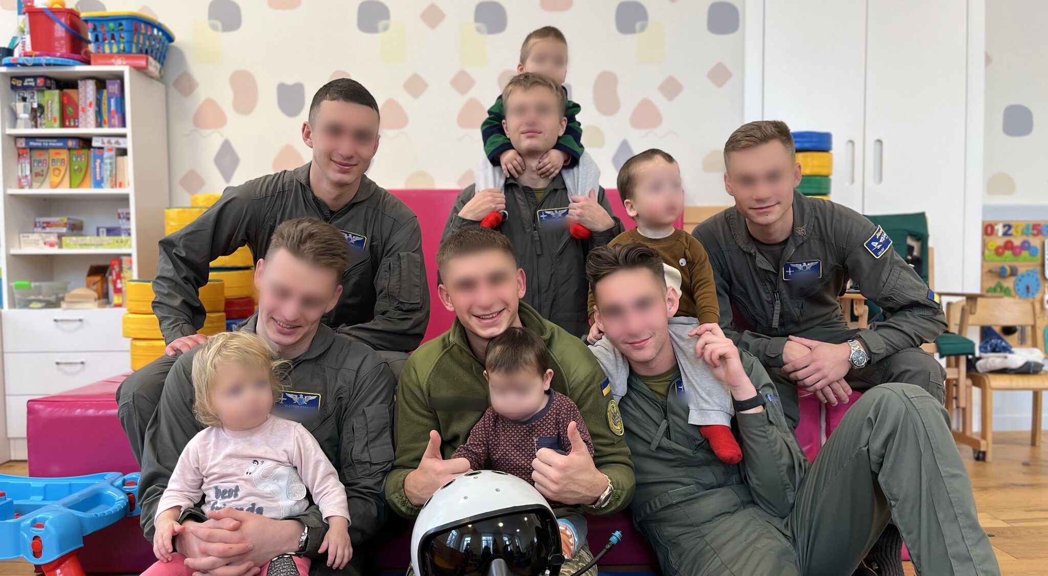 Майбутні військові пілоти, у перервах між навчанням, опікуються дітьми, які через війну втратили батьків