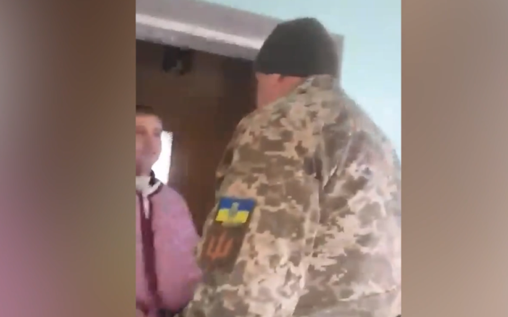 На Львівщині чоловік у військовій формі обматюкав священника та погрожував йому повісткою