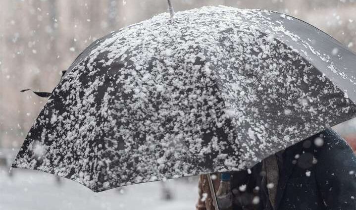 Дощ та мокрий сніг: синоптики розповіли якою буде погода завтра