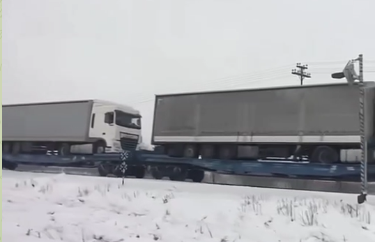 Заблоковані на польському кордоні українські фури переправлятимуть залізницею