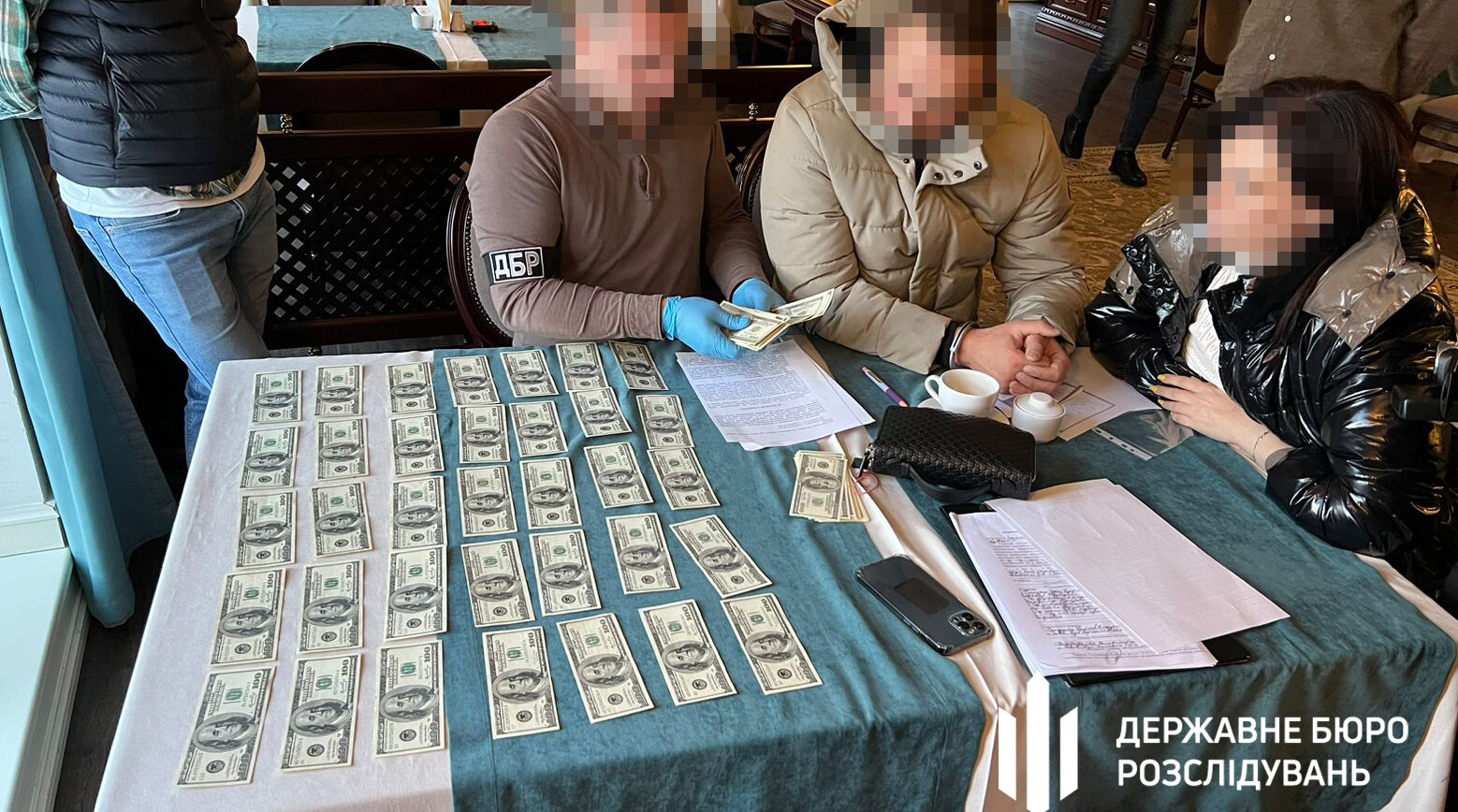 Працівники ДБР затримали співробітника Львівської митниці на систематичних хабарях