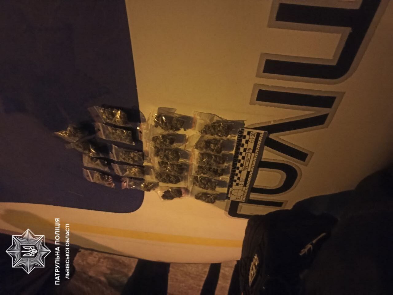 Вночі у Львові патрульні затримали чоловіка з марихуаною