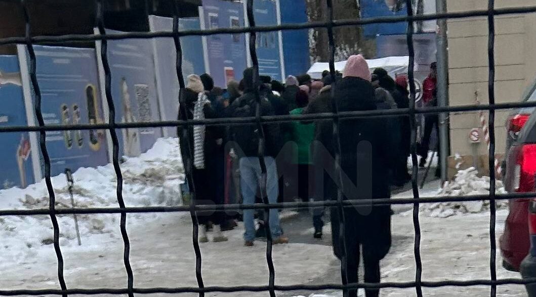 У Львові довжелезні черги в точках продажу «ЛеоКарт»: у мерії звітують, що відкрили додаткові пункти (ВІДЕО)