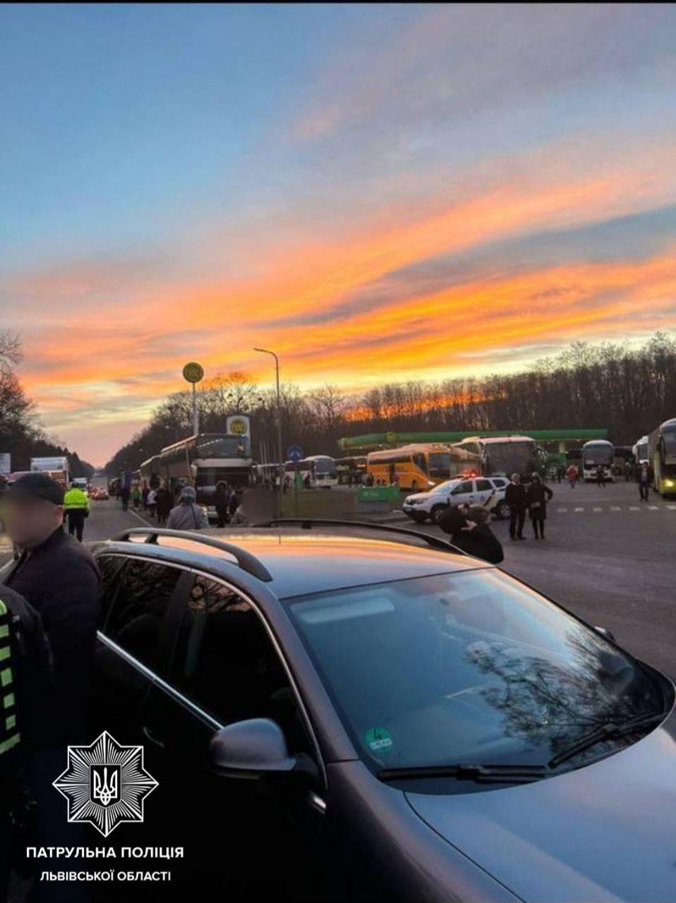 На кордонах утворились довжелезні черги: люди пишуть про нові правила перетину для чоловіків