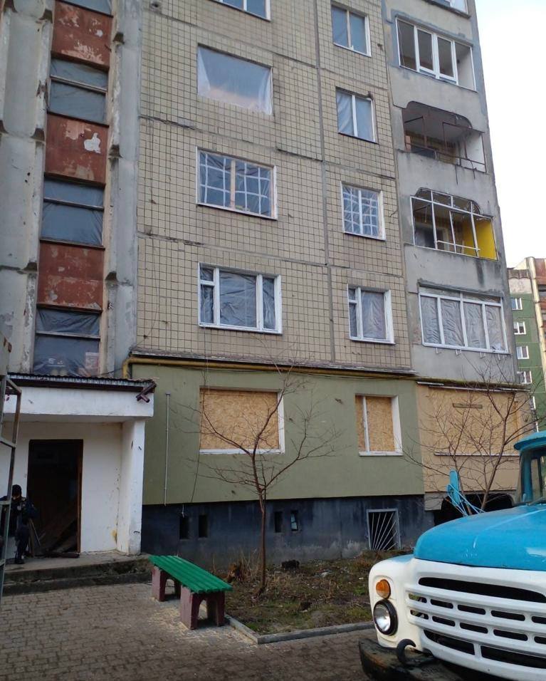 В пошкоджених внаслідок обстрілу будинках на Сихові почали встановлювати вікна
