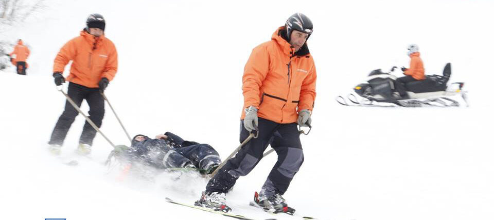 Лижний сезон у розпалі: рятувальники транспортували з гори травмованого туриста