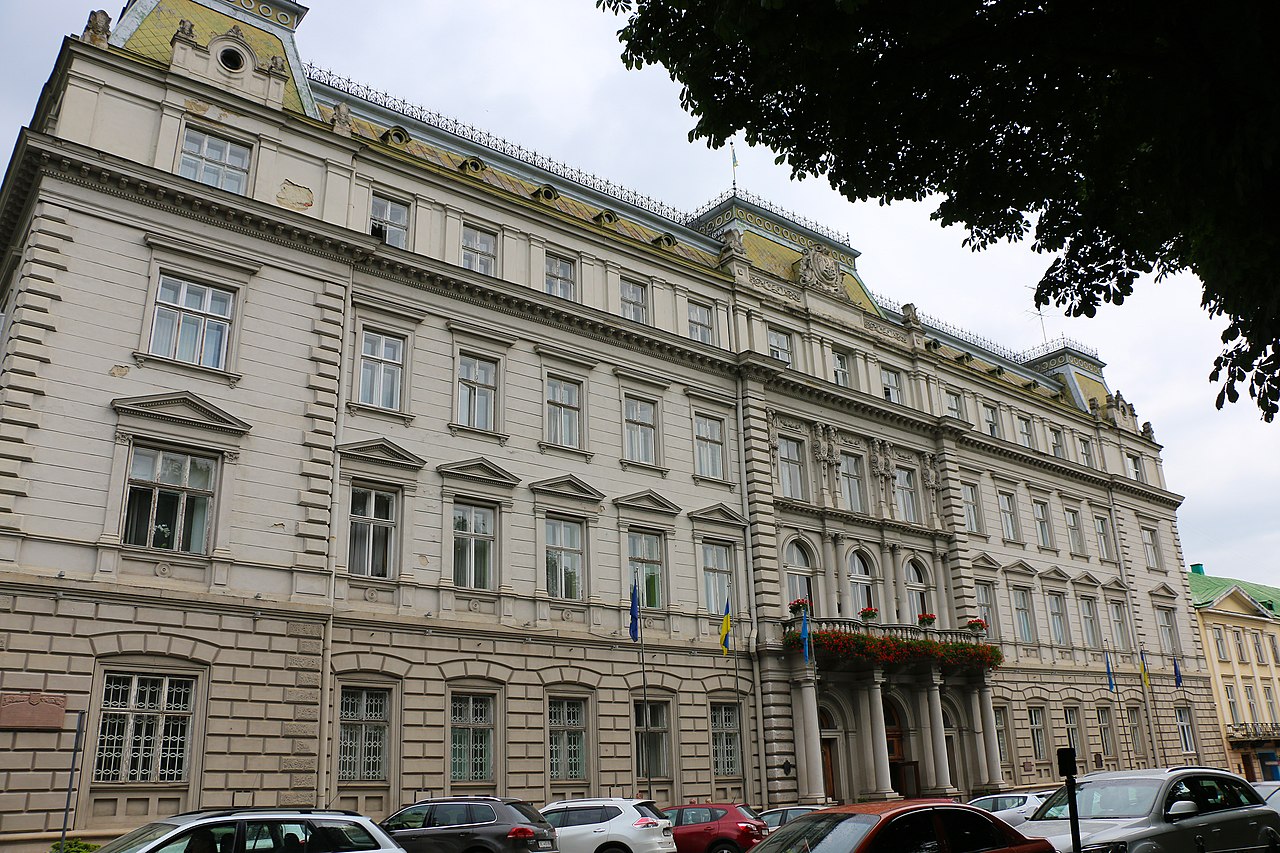 Через зниження зарплат з Львівської ОВА почали звільнятися працівники
