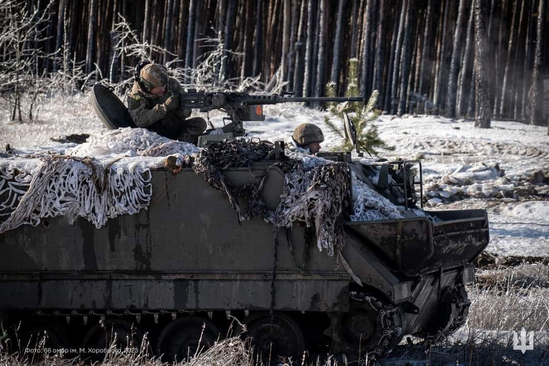 Втрати ворога: українські оборонці спалили 13 ББМ, 7 танків і 49 артсистем росіян
