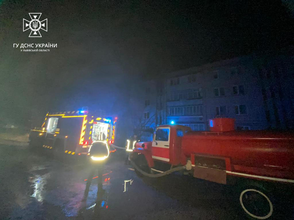 У Червоноградському районі вогнеборці врятували від пожежі в житловому будинку шестеро людей