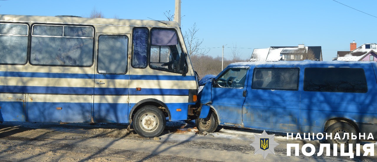 В Яворові зіткнулися маршрутка і мікроавтобус: травмовано одного з водіїв