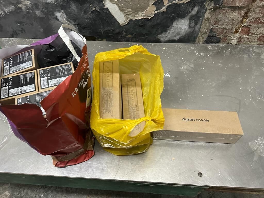 В ПП «Шегині» водій намагався приховати від митників 7 фенів Dyson