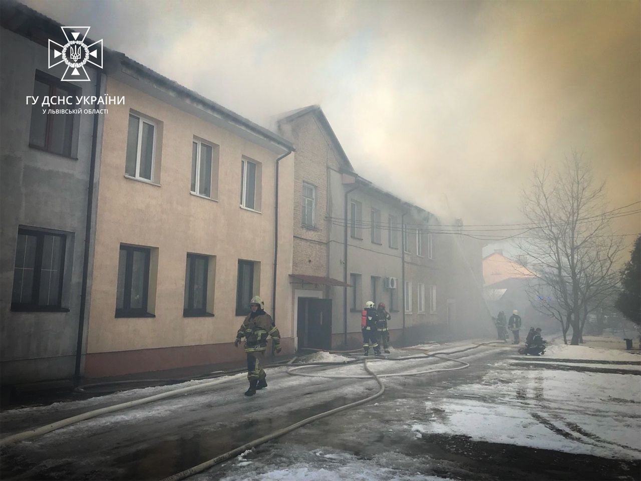 У Раві-Руській вогнеборці врятували від пожежі 12 людей