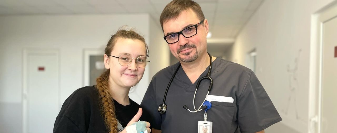 Львівські хірурги прооперували 16-річну волонтерку та дочку Захисника