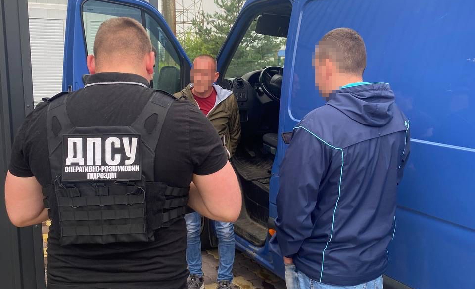 На Львівщині викрили чоловіків, які працевлаштовували ухилянтів водіями міжнародних перевезень