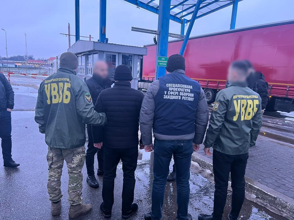 Хотів за 2 тисячі доларів “вирішити питання”: львівські прикордонники затримали чергового ухилянта