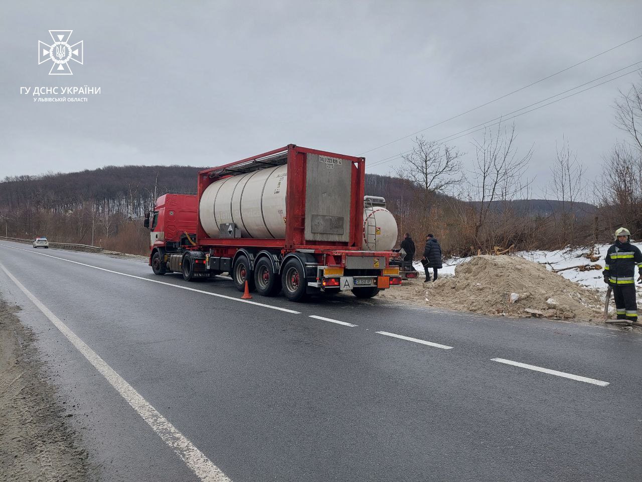 Розгерметизовану цистерну на трасі Львів – Івано-Франківськ забрали