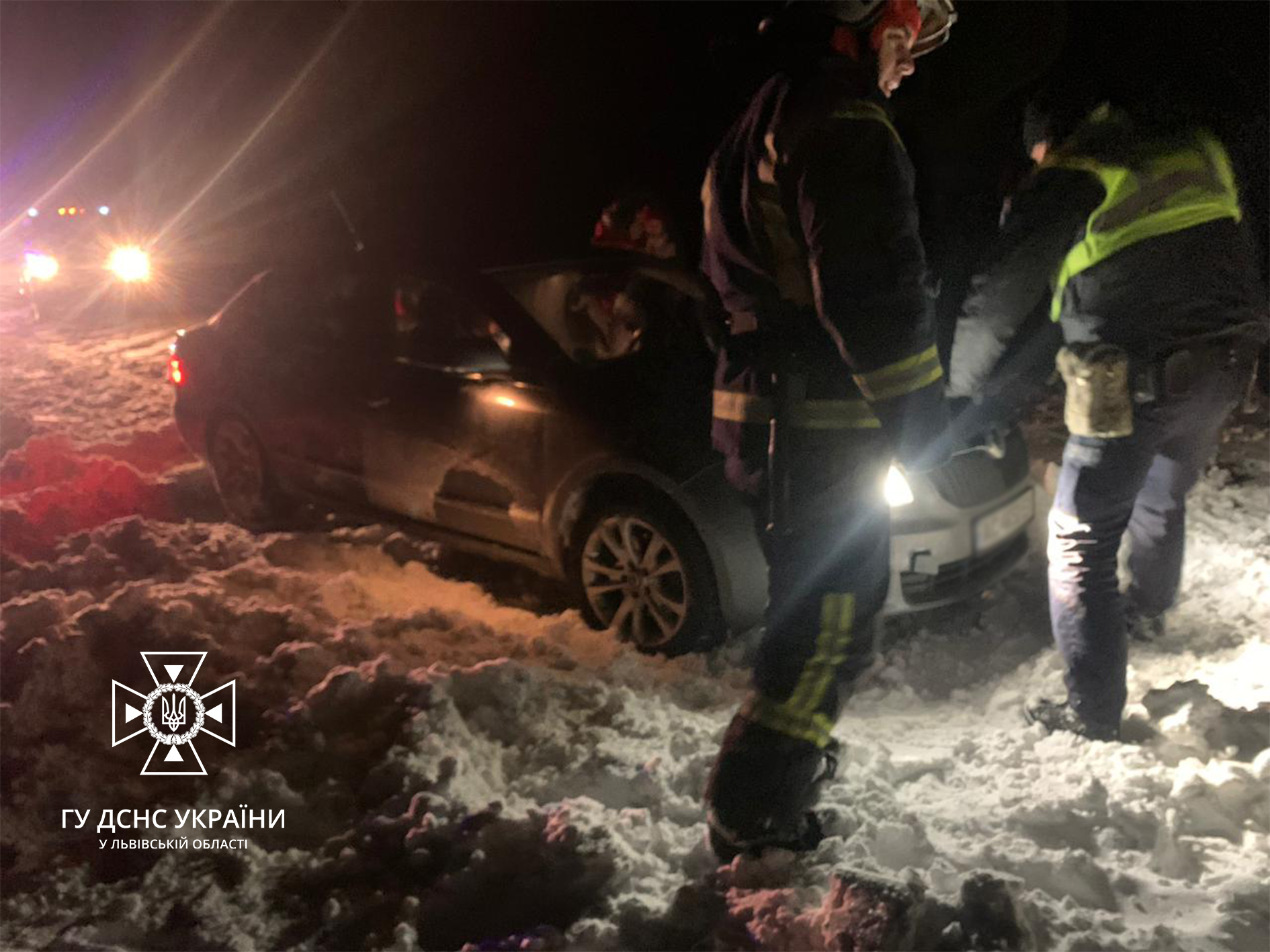 Снігова негода заблокувала на трасі сім’ю з дітьми на Львівщині