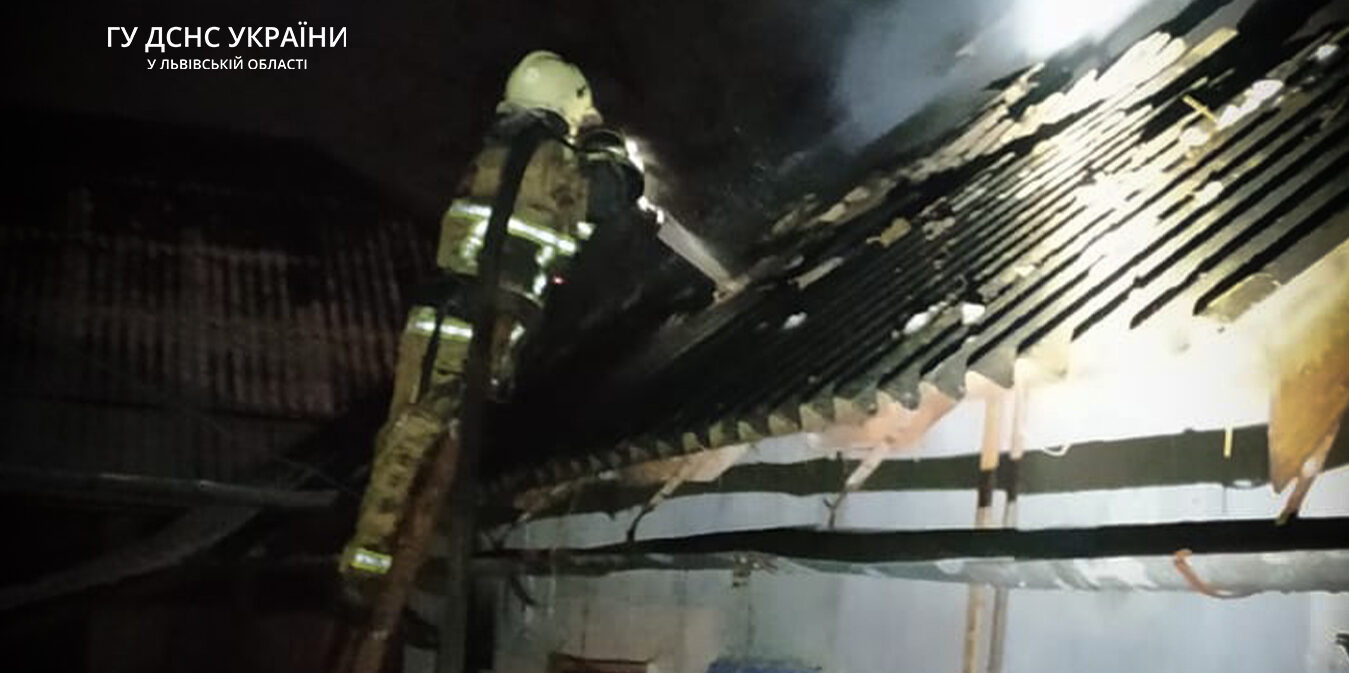 В селі на Стрийщині місцеві мешканці допомогли рятувальникам гасити пожежу в будинку