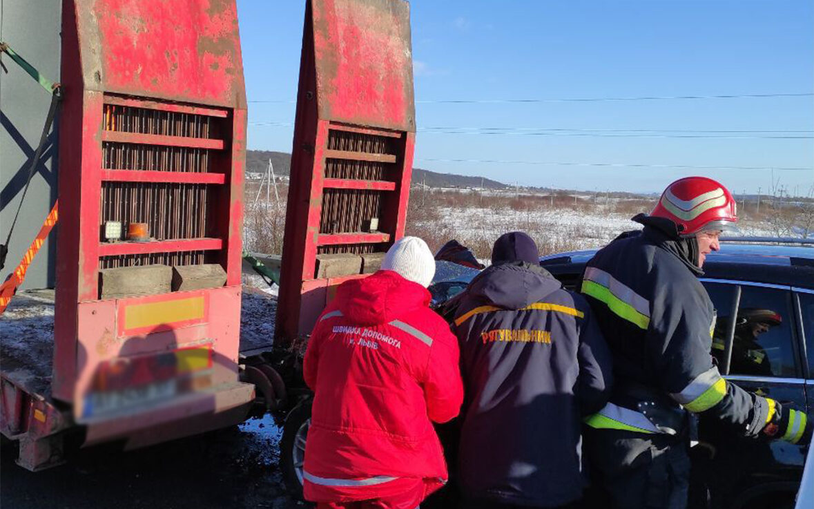 В ДТП з вантажівкою неподалік Львова постраждав 34-річний водій позашляховика