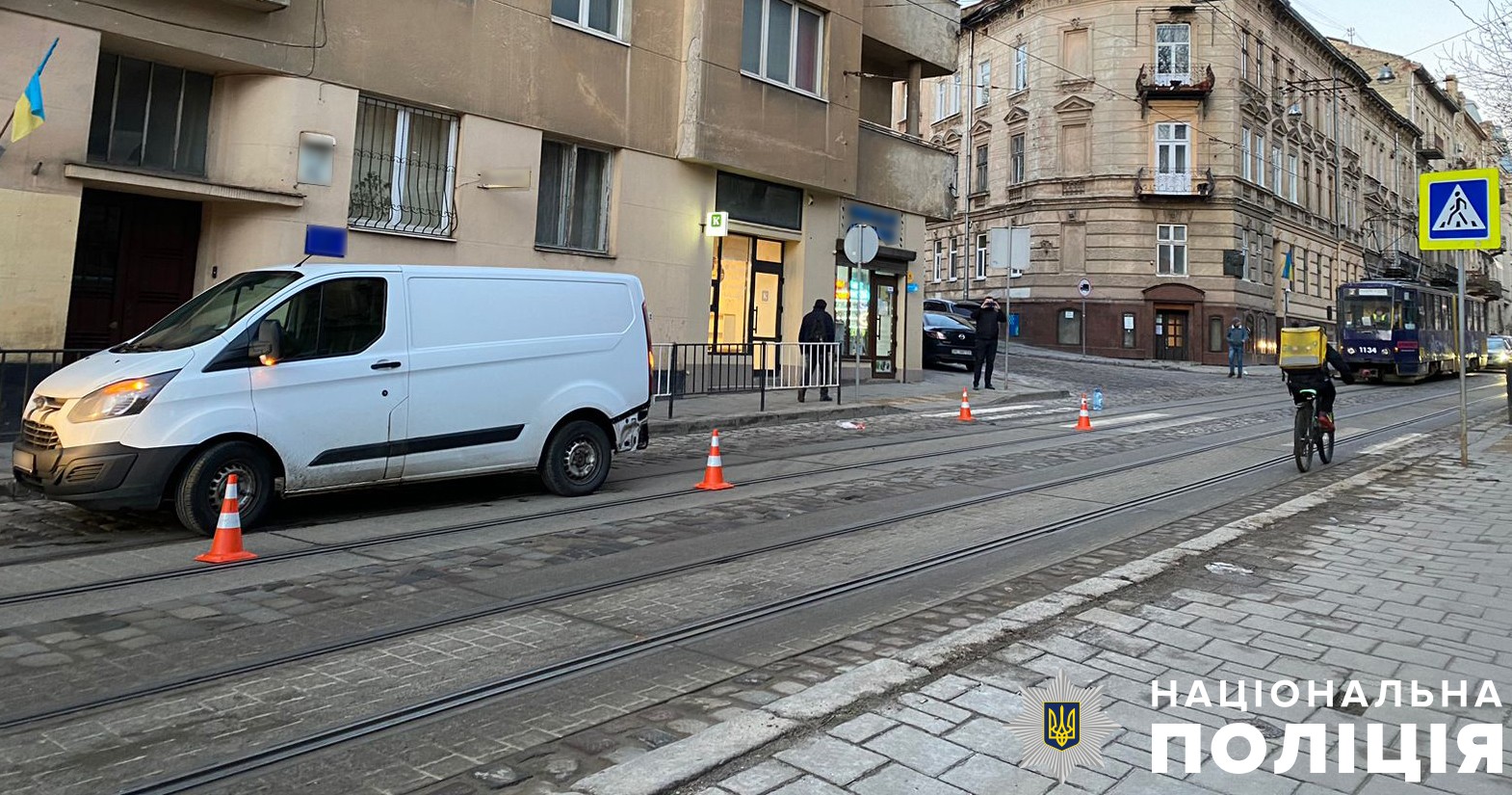 На переході у Львові водій мікроавтобуса збив літню жінку