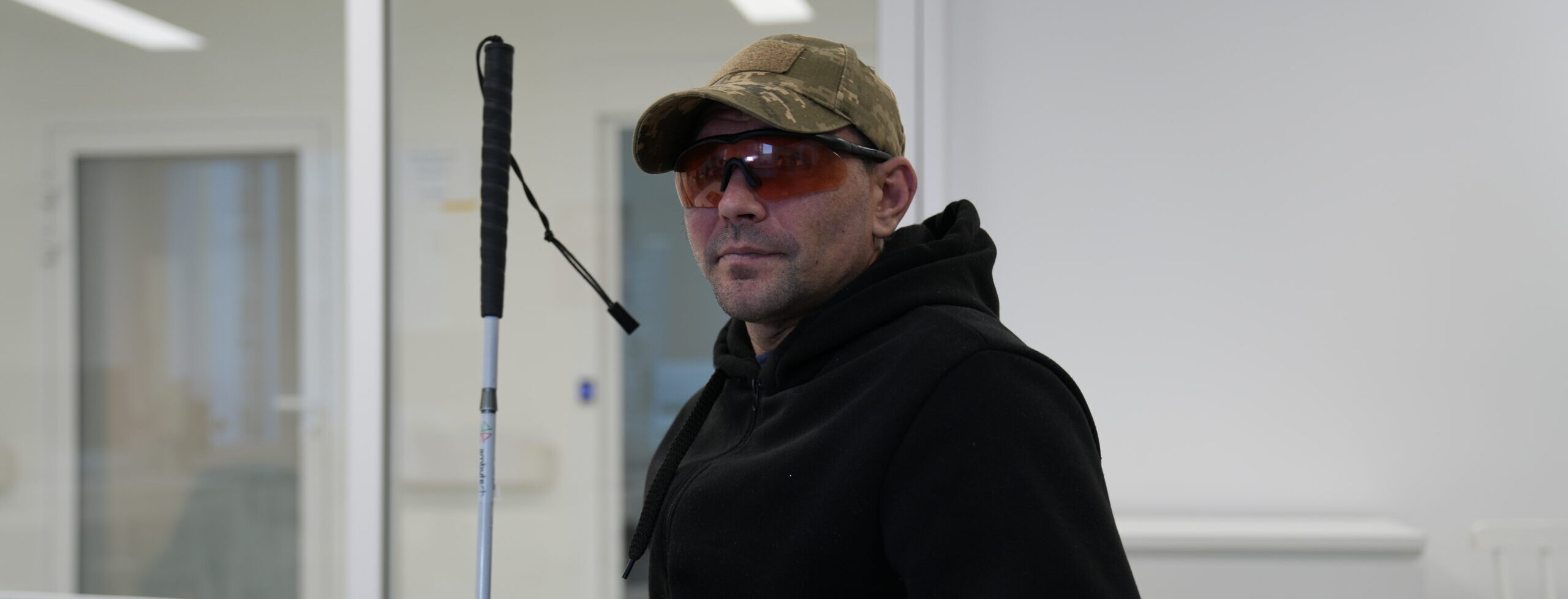 “Я не з таких, що здаються”: у центрі “Незламні” відновлюється воїн, який втратив зір на війні