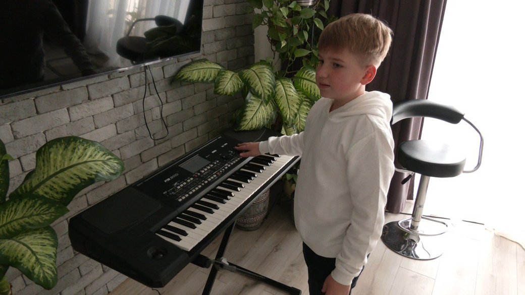 Дев’ятирічний хлопчик, який співає на вулицях Львівщини, зібрав чотири мільйони гривень для ЗСУ