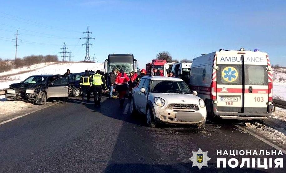 На Львівщині шестеро людей травмувались внаслідок ДТП