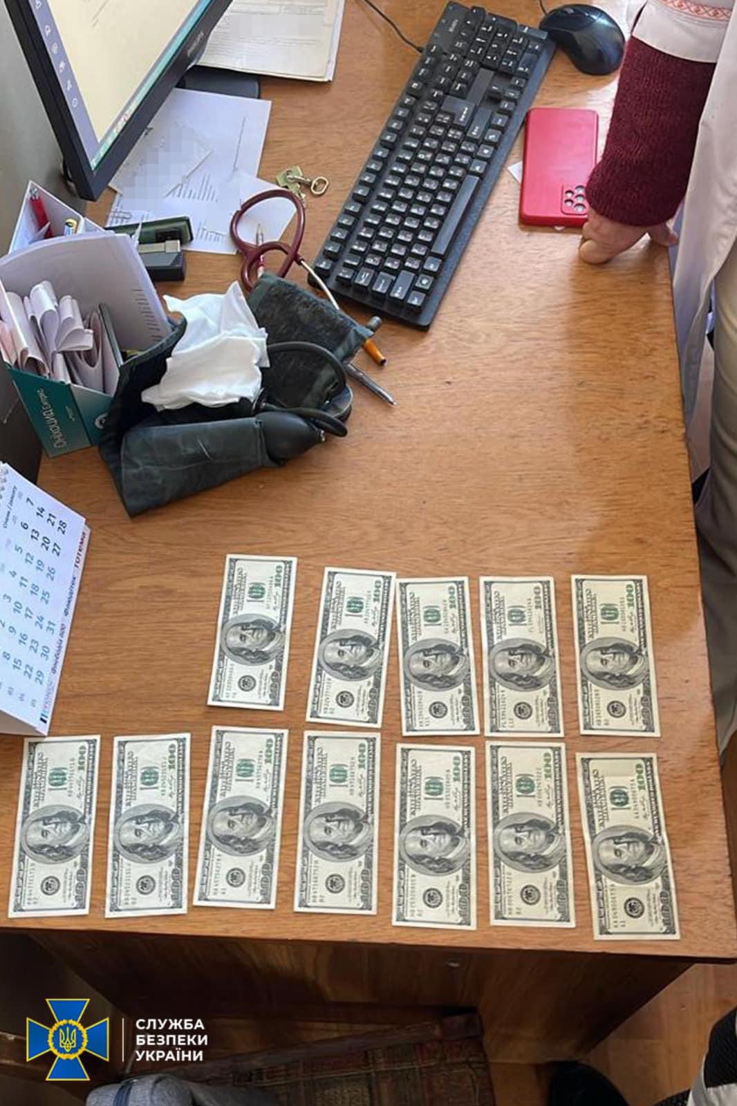 На Яворівщині викрили лікарку, яка продавала довідки “ухилянтам” : в неї знайшли понад 30 тис. доларів та 4 тисячі євро