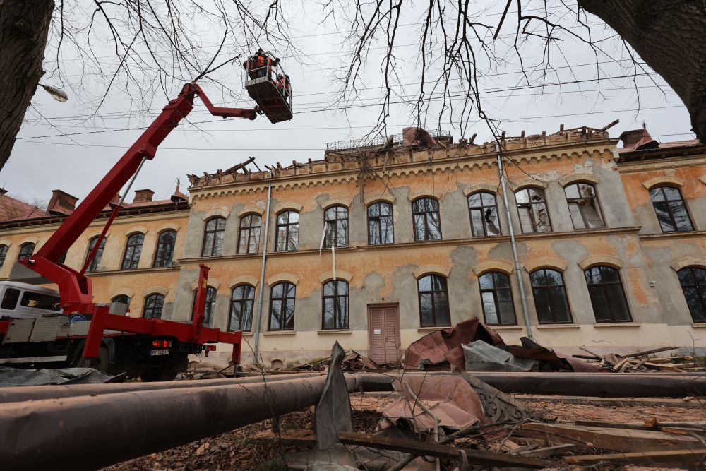 Внаслідок сьогоднішньої атаки дронами постраждали також житлові будинки (ВІДЕО)