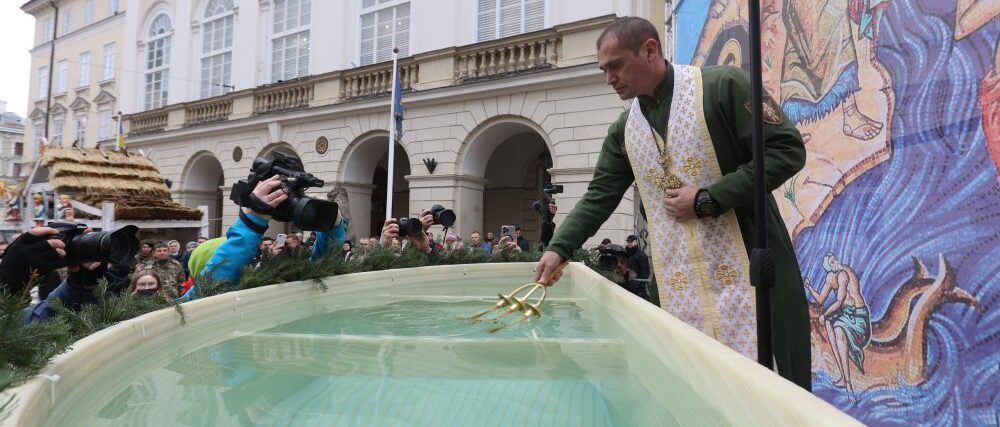 У Львові, на площі Ринок можна набрати, освячену військовими капеланами, воду