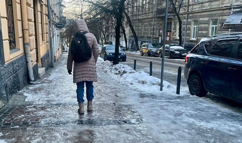 Керівників районів Львова залишили без премій за непосипані тротуари в місті