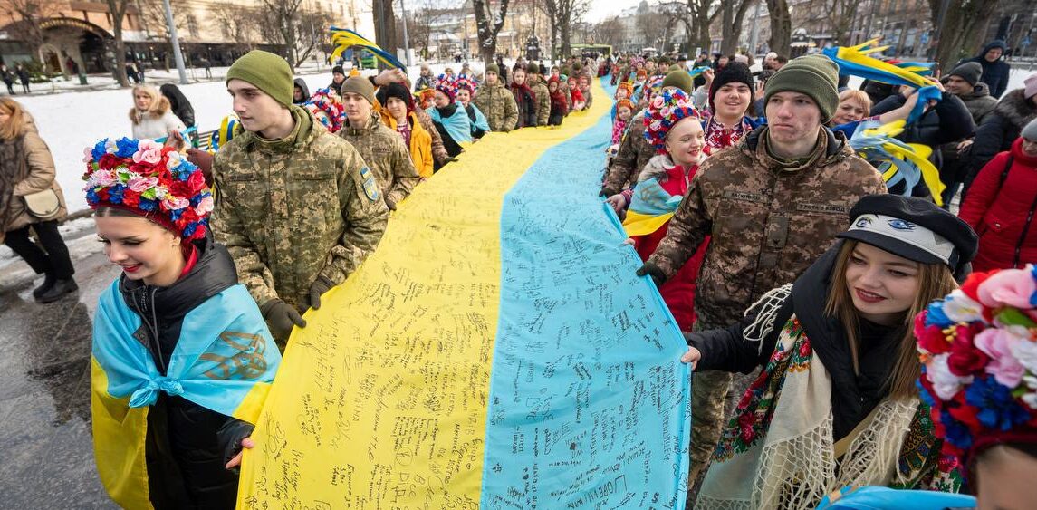 У Львові встановили національний рекорд: розгорнули Державний Прапор на якому розписалися 1448 неймовірних українців