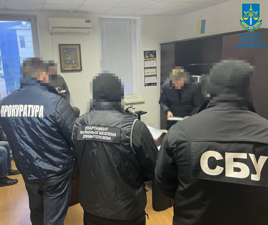 Інспектора Львівської митниці взяли на хабарі від перевізників посилок