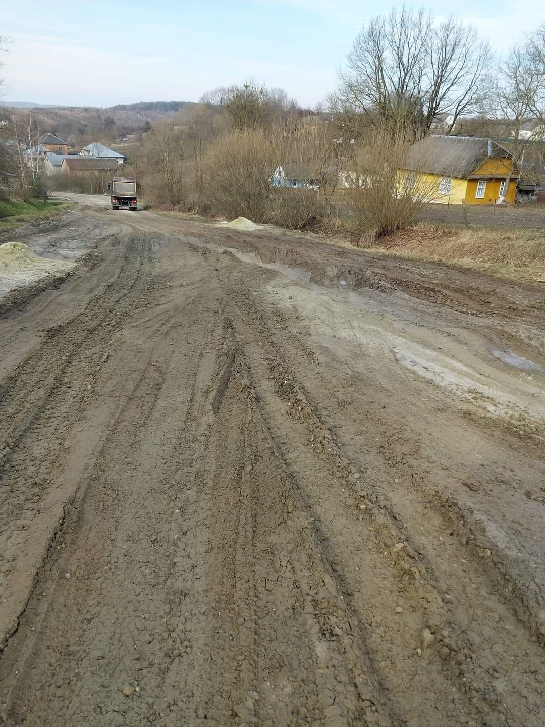 Діти не можуть ходити до школи: у село Городоцької громади неможливо доїхати через критичний стан дороги
