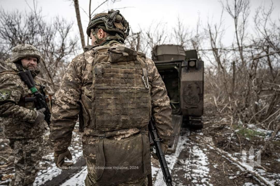Втрати ворога: за минулу добу оборонці знищили 890 російських вояків та 7 танків