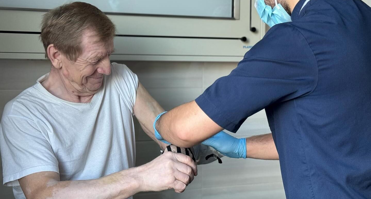 Львівські медики врятували руку чоловіку, яку той ненароком відтяв болгаркою