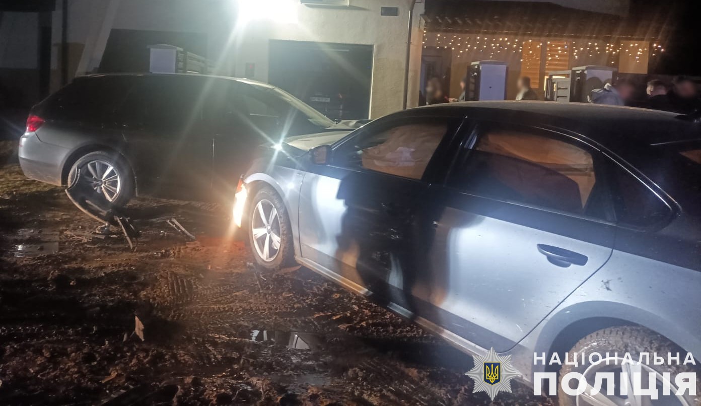 Вночі в Самборі п’яний водій в’їхав у припарковану машину