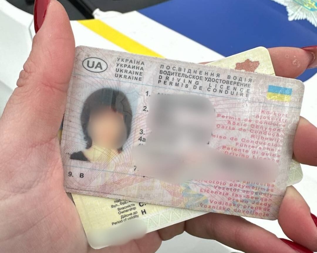 На Львівщині 37-річна жінка їхала за кермом з “чоловічим” посвідченням водія