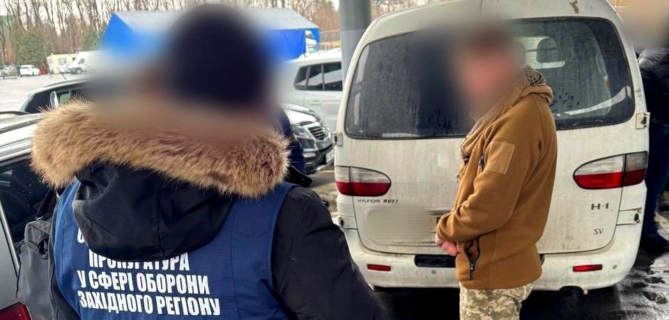 На Львівщині затримали військового, який за 10 тисяч доларів організовував чоловікам виїзд за кордон