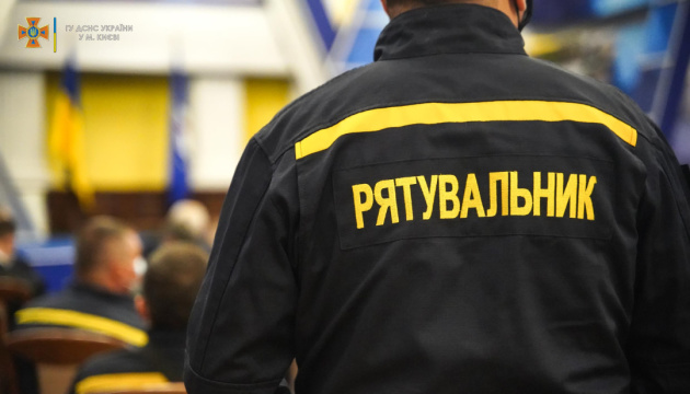 На Стрийщині автомобіль «Volkswagen» зʼїхав у кювет: рятувальники деблокували водія