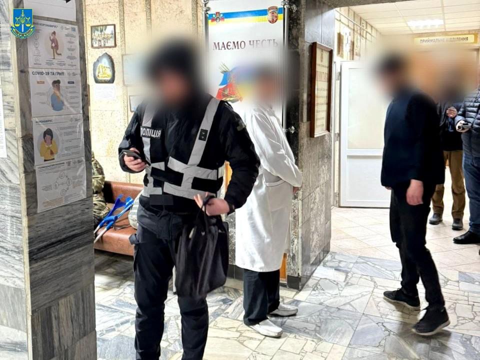 На Львівщині затримали хірурга, який за $5 тис “допомагав” ухилянтам