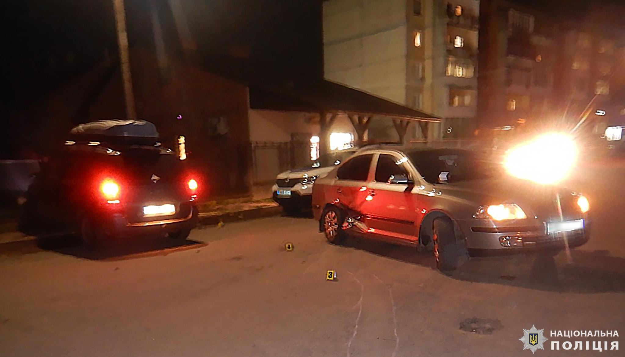 На швидкості в’їхав у припаркований автомобіль: на Львівщини сталась ДТП з травмованими