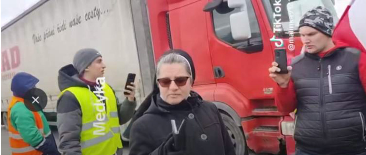 Польські протестувальники на кордоні не пропустили гуманітарку: звинуватили монахиню з Дрогобича в шахрайстві