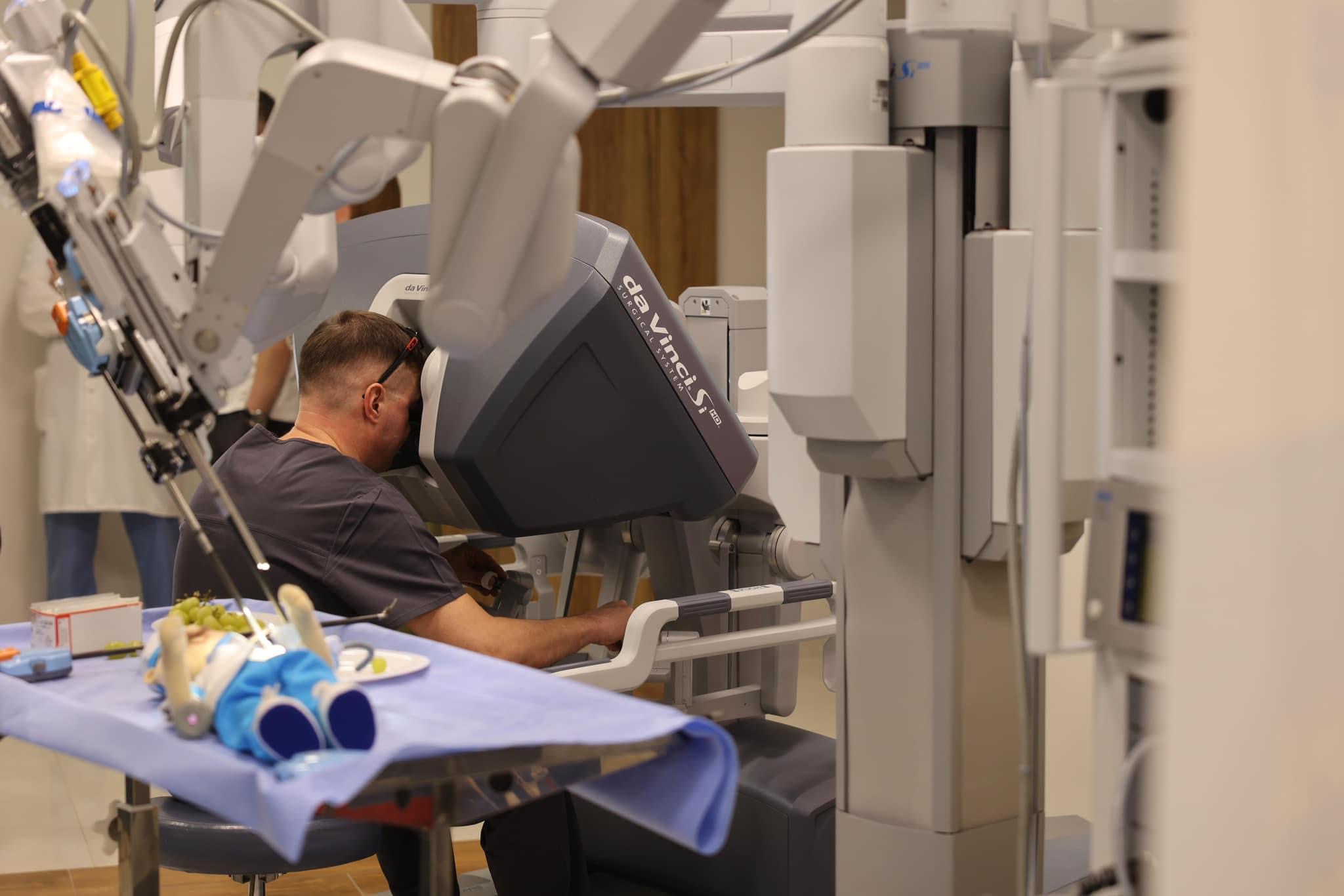 У дитячій лікарні Львова запрацював надсучасний робот-хірург Da Vinci