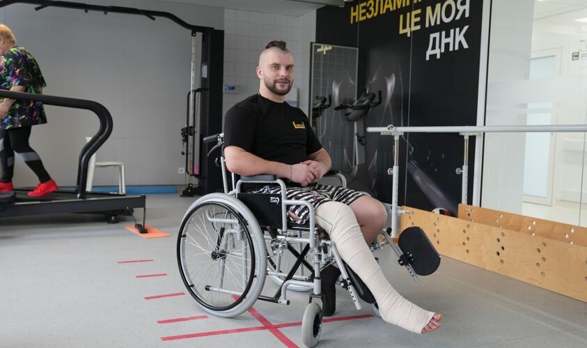 «Мене вберегла ікона в кишені та молитва»: 25-річного воїна ставлять на ноги у львівському реабілітаційному центрі