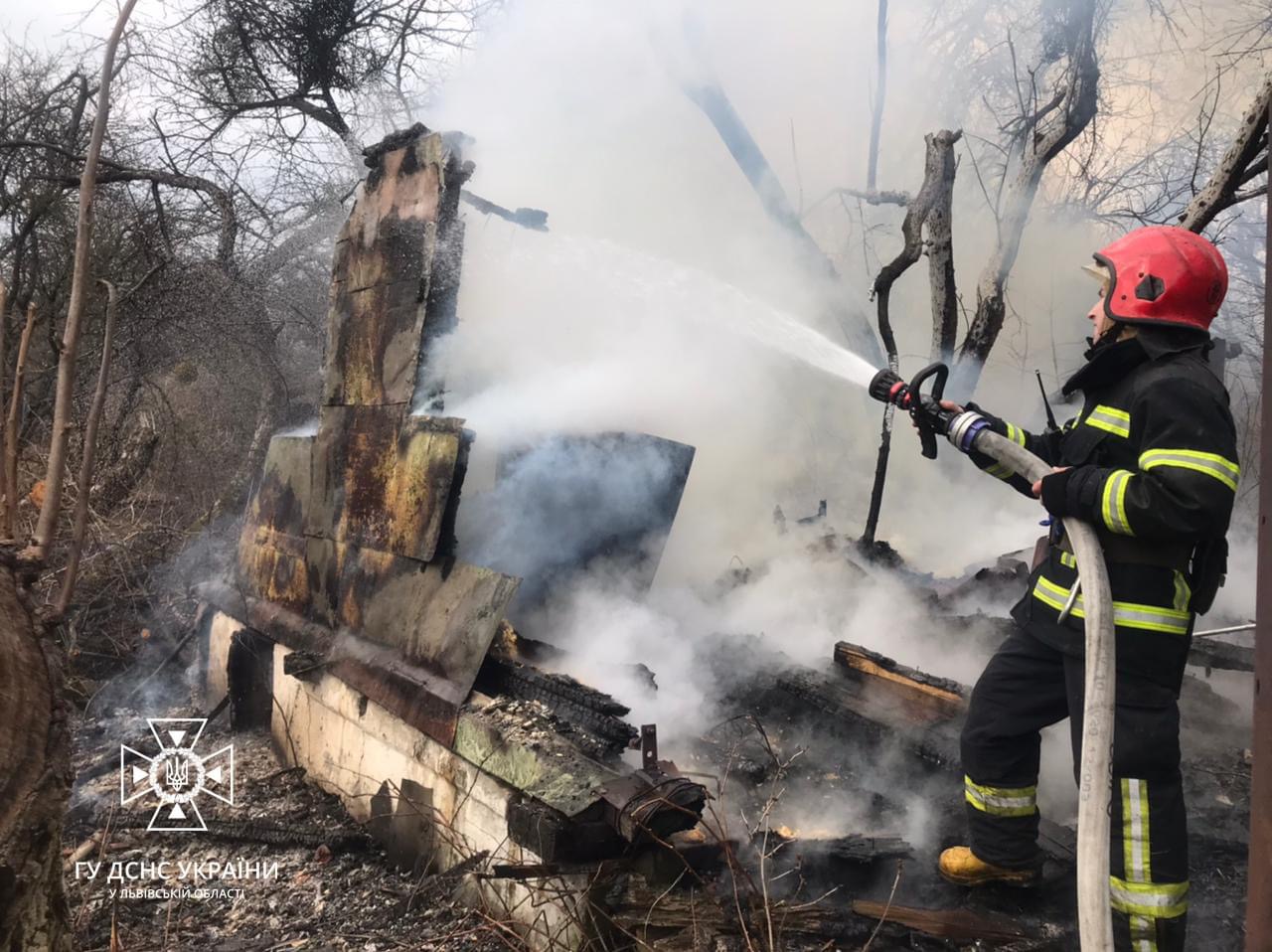 14 рятувальників гасили пожежу в дачному будинку у Львові
