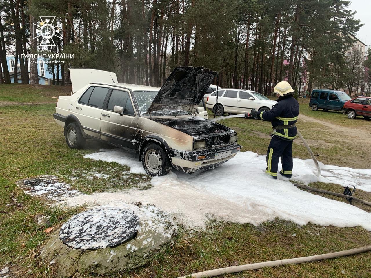 Вранці у Новояворівську вогнеборці ліквідували займання в авто